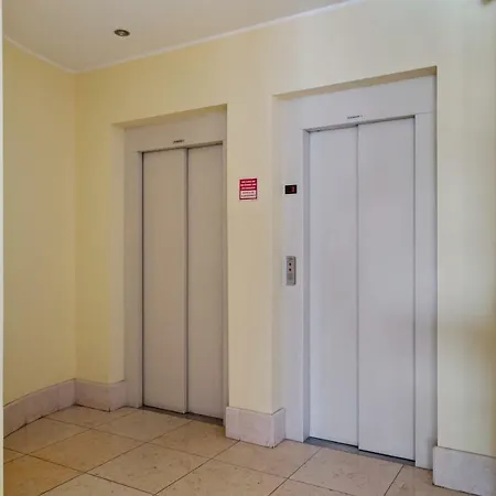 Spacious Apt Sleeps 4 Nr Downtown Apartment *