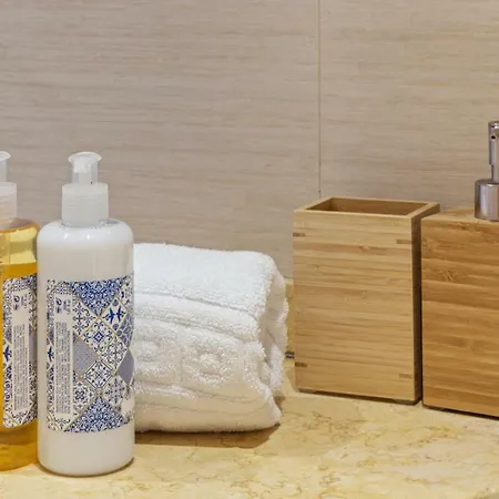 Spacious Apt Sleeps 4 Nr Downtown Apartment *